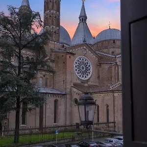 https://casa-del-pellegrino-hotel.hotelinveneto.com